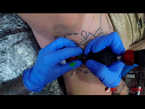 ❤️ Extremadamente tatuado hottie Sully Savage consiguió un tatuaje en su clítoris ❤️❌ Porno casero en es.comicsporn.ru ❌️